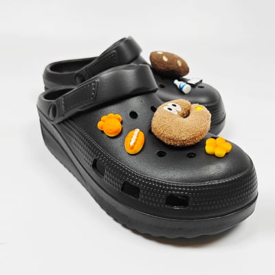 【買1送1】AKIBO餅乾洞洞鞋-經典黑(中性款、寬楦、輕量、耐走、兩穿、防水) / 內附AKIBO品牌鞋扣1個。現在買再送鞋扣組(不挑款)3