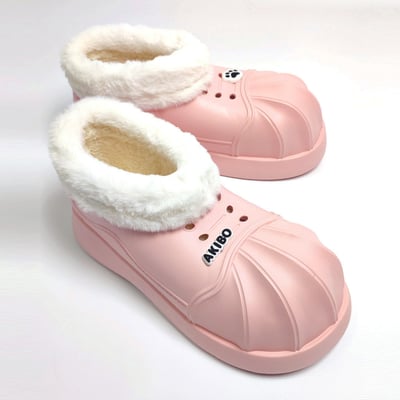 【買1送1】AKIBO毛毛洞洞短靴-櫻花粉(女款、4公分厚底增高、雲朵感、輕量、保暖) / 內附AKIBO品牌鞋扣2個。現在買再送鞋扣組(不挑款)1
