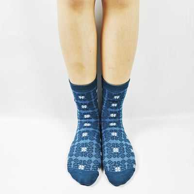 AKIBO藍調浮雕花紋中筒襪(三件組)-女款