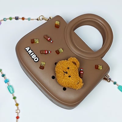 【買1送1】AKIBO滿月包-焦糖咖/波西米亞寶石背帶(肩背手提洞洞包。中性款、輕量、防水) / 內附AKIBO品牌鞋扣1個。現在買再送鞋扣組(不挑款)5