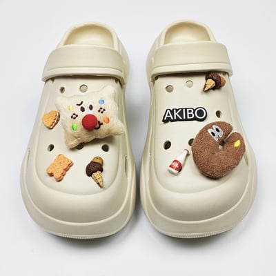 【買1送1】AKIBO波浪厚底洞洞鞋-奶油白(女款、6公分厚底增高、輕量、兩穿、防水) / 內附AKIBO品牌鞋扣1個。現在買再送鞋扣組(不挑款)4