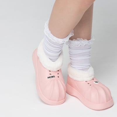 【買1送1】AKIBO毛毛洞洞短靴-櫻花粉(女款、4公分厚底增高、雲朵感、輕量、保暖) / 內附AKIBO品牌鞋扣2個。現在買再送鞋扣組(不挑款)8