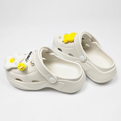 【買1送1】AKIBO波浪厚底洞洞鞋-牛奶白(女款、6公分厚底增高、輕量、兩穿、防水) / 內附AKIBO品牌鞋扣1個。現在買再送鞋扣組(不挑款)5