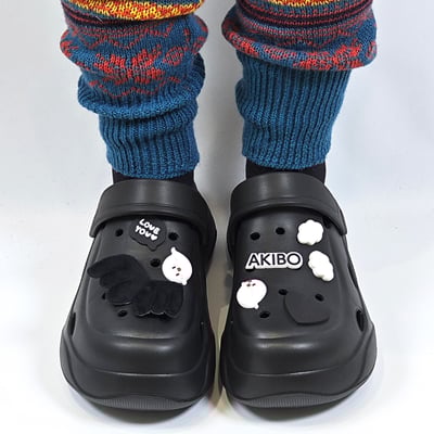 【買1送1】AKIBO波浪厚底洞洞鞋-經典黑(女款、6公分厚底增高、輕量、兩穿、防水)  / 內附AKIBO品牌鞋扣1個。現在買再送鞋扣組(不挑款)9