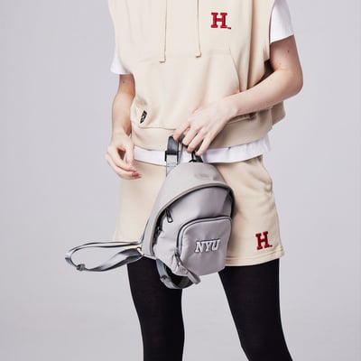 NCAA紐約大學NYU經典Logo小後背包-灰4