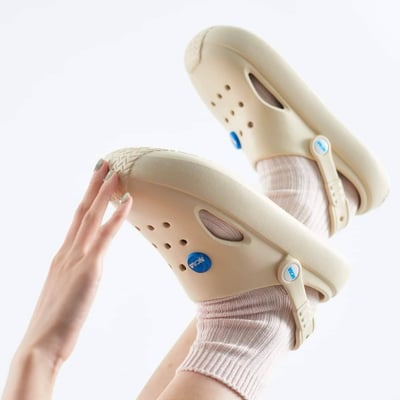 【買1送1】NCAA休閒洞洞鞋-白(中性款、寬楦、雲朵感、輕量、防水)/ 內附NCAA品牌鞋扣1個。現在買再送鞋扣組(不挑款)1