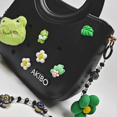 【買1送1】AKIBO滿月包-經典黑/珠光雪羽背帶(肩背手提洞洞包。中性款、輕量、防水) / 內附AKIBO品牌鞋扣1個。現在買再送鞋扣組(不挑款)4