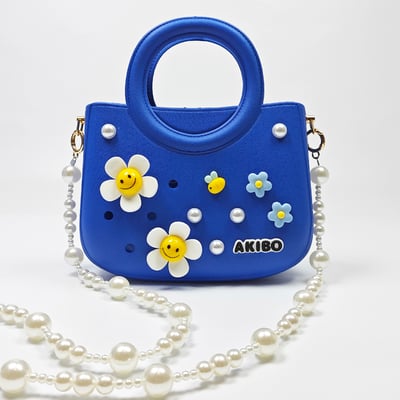 【買1送1】AKIBO滿月包-寶石藍 / 雅緻珍珠背帶 (肩背手提洞洞包。中性款、輕量、防水) / 內附AKIBO品牌鞋扣1個。現在買再送鞋扣組(不挑款)2
