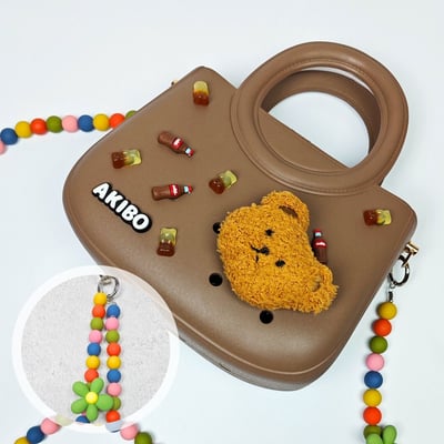 【買1送1】AKIBO滿月包-焦糖咖/童趣彩珠背帶(肩背手提洞洞包。中性款、輕量、防水) / 內附AKIBO品牌鞋扣1個。現在買再送鞋扣組(不挑款)1