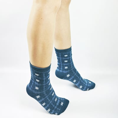 AKIBO藍調浮雕花紋中筒襪(三件組)-女款