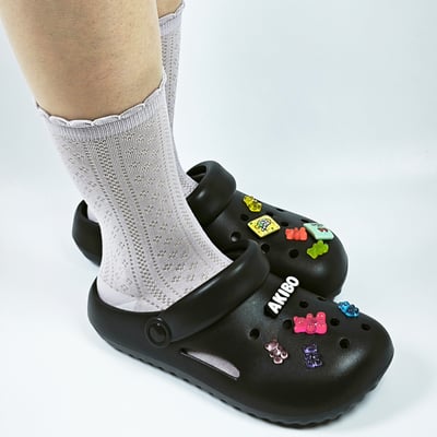 【買1送1】AKIBO泡芙洞洞鞋-經典黑(女款、雲朵感、輕量、兩穿、防水) / 內附AKIBO品牌鞋扣1個。現在買再送鞋扣組(不挑款)12