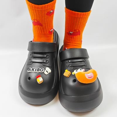 【買1送1】AKIBO小木偶洞洞鞋-經典黑(中性款、5公分厚底增高、寬楦、輕量、兩穿、防水) / 內附AKIBO品牌鞋扣1個。現在買再送鞋扣組(不挑款)2