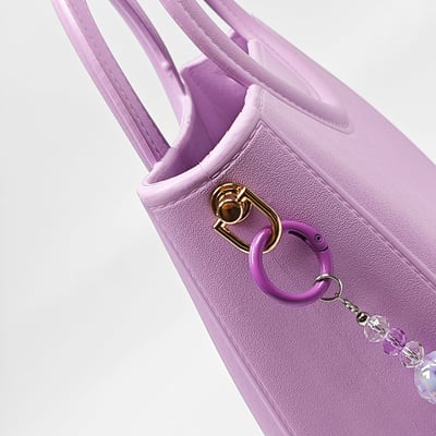 【買1送1】AKIBO滿月包-薰衣紫/優雅珍珠背帶 (肩背手提洞洞包。中性款、輕量、防水) / 內附AKIBO品牌鞋扣1個。現在買再送鞋扣組(不挑款)10