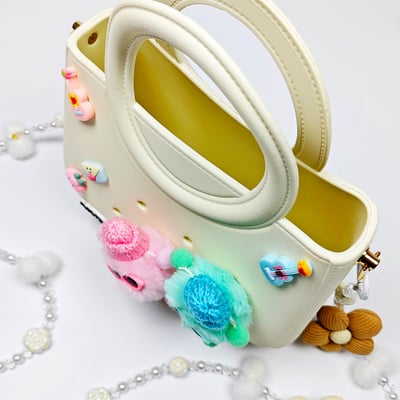 【買1送1】AKIBO滿月包-牛奶白/珠光雪羽背帶(肩背手提洞洞包。中性款、輕量、防水) / 內附AKIBO品牌鞋扣1個。現在買再送鞋扣組(不挑款)3