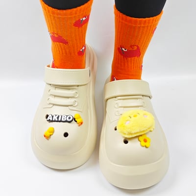 【買1送1】AKIBO小木偶洞洞鞋-奶油白(中性款、5公分厚底增高、輕量、兩穿、防水) / 內附AKIBO品牌鞋扣1個。現在買再送鞋扣組(不挑款)1