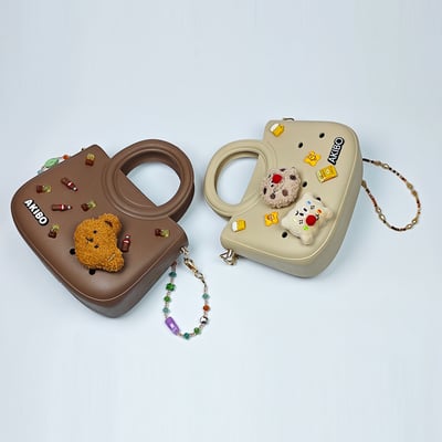 【買1送1】AKIBO滿月包-焦糖咖/童趣彩珠背帶(肩背手提洞洞包。中性款、輕量、防水) / 內附AKIBO品牌鞋扣1個。現在買再送鞋扣組(不挑款)12