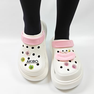 【買1送1】AKIBO點點厚底洞洞鞋-牛奶白(女款、5公分厚底增高、寬楦、雲朵感、輕量、兩穿、防水) / 內附AKIBO品牌鞋扣1個。現在買再送鞋扣組(不挑款)10