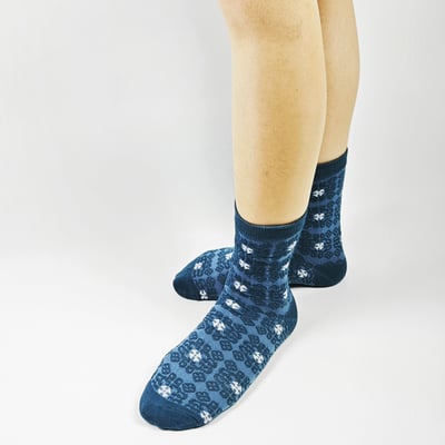 AKIBO藍調浮雕花紋中筒襪(三件組)-女款