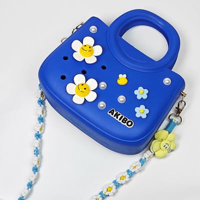 【買1送1】AKIBO滿月包-寶石藍 / 手工編織花朵背帶 (肩背手提洞洞包。中性款、輕量、防水) / 內附AKIBO品牌鞋扣1個。現在買再送鞋扣組(不挑款)5