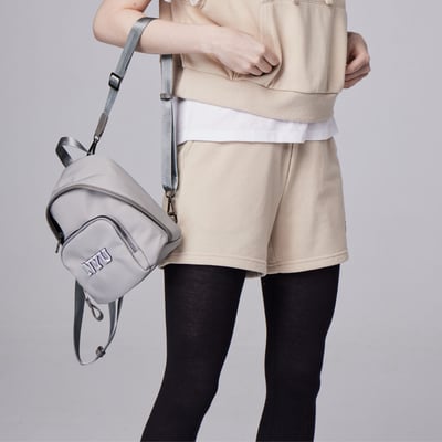 NCAA紐約大學NYU經典Logo小後背包-灰3