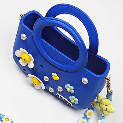 【買1送1】AKIBO滿月包-寶石藍 / 手工編織花朵背帶 (肩背手提洞洞包。中性款、輕量、防水) / 內附AKIBO品牌鞋扣1個。現在買再送鞋扣組(不挑款)3