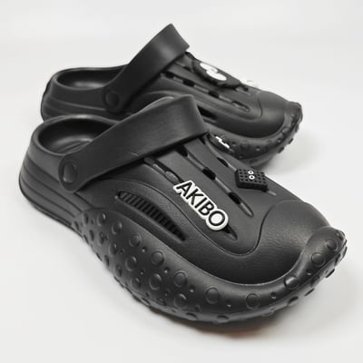 【買1送1】AKIBO戶外機能洞洞鞋-經典黑(中性款、寬楦、雲朵感、輕量、兩穿、防水) / 內附AKIBO品牌鞋扣1個。現在買再送鞋扣組(不挑款)1