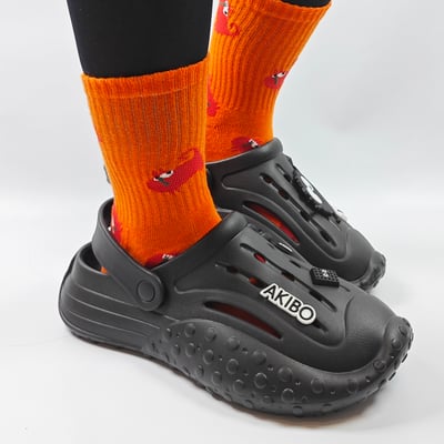 【買1送1】AKIBO戶外機能洞洞鞋-經典黑(中性款、寬楦、雲朵感、輕量、兩穿、防水) / 內附AKIBO品牌鞋扣1個。現在買再送鞋扣組(不挑款)10