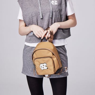 NCAA北卡羅來納大學UNC經典Logo小後背包-卡其3