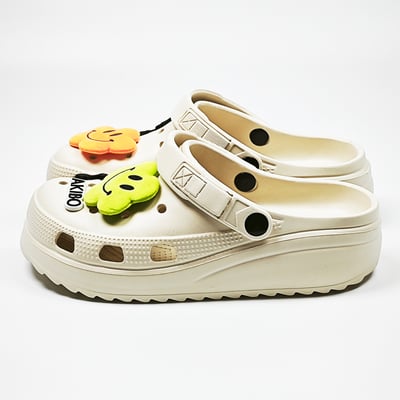 【買1送1】AKIBO餅乾洞洞鞋(二代)-奶油白(中性款、輕量、耐走、兩穿、防水) / 內附AKIBO品牌鞋扣1個。現在買再送鞋扣組(不挑款)3