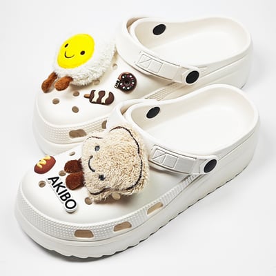 【買1送1】AKIBO餅乾洞洞鞋(二代)-牛奶白(中性款、輕量、耐走、兩穿、防水) / 內附AKIBO品牌鞋扣1個。現在買再送鞋扣組(不挑款)1