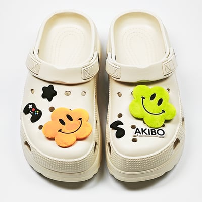 【買1送1】AKIBO餅乾洞洞鞋(二代)-奶油白(中性款、輕量、耐走、兩穿、防水) / 內附AKIBO品牌鞋扣1個。現在買再送鞋扣組(不挑款)2