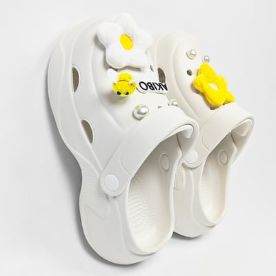 【買1送1】AKIBO波浪厚底洞洞鞋-牛奶白(女款、6公分厚底增高、輕量、兩穿、防水) / 內附AKIBO品牌鞋扣1個。現在買再送鞋扣組(不挑款)1