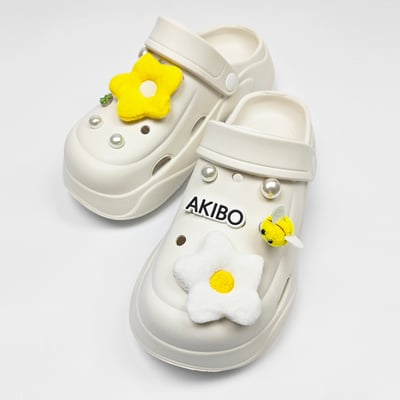 【買1送1】AKIBO波浪厚底洞洞鞋-牛奶白(女款、6公分厚底增高、輕量、兩穿、防水) / 內附AKIBO品牌鞋扣1個。現在買再送鞋扣組(不挑款)2