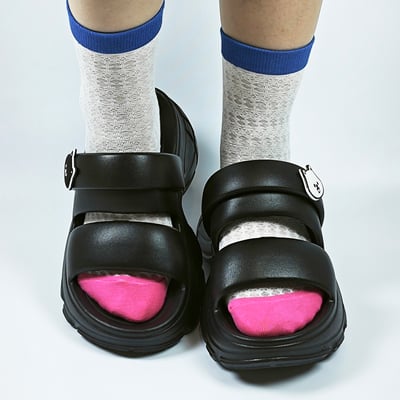 【買1送1】AKIBO澎澎雙帶厚底涼鞋-經典黑(女款、5公分厚底增高、雲朵感、輕量、兩穿、防水) / 內附AKIBO品牌鞋扣1個。現在買再送鞋扣組(不挑款)10