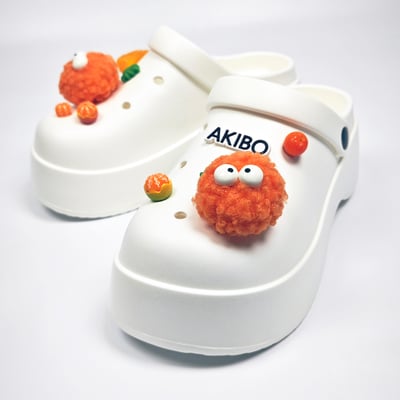 【買1送1】AKIBO極簡厚底洞洞鞋-牛奶白(女款、寬楦、耐走、兩穿、防水)/ 內附AKIBO品牌鞋扣1個。現在買再送鞋扣組(不挑款)5