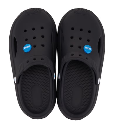 【買1送1】NCAA休閒洞洞鞋-經典黑(中性款、寬楦、雲朵感、輕量、防水)/ 內附NCAA品牌鞋扣1個。現在買再送鞋扣組(不挑款)2