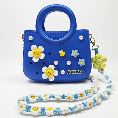 【買1送1】AKIBO滿月包-寶石藍 / 手工編織花朵背帶 (肩背手提洞洞包。中性款、輕量、防水) / 內附AKIBO品牌鞋扣1個。現在買再送鞋扣組(不挑款)2