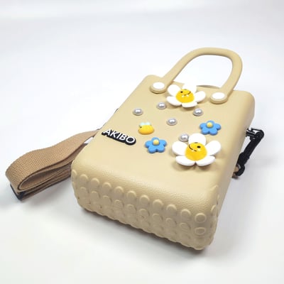 【買1送1】AKIBO吐司包-奶茶(創意點點洞洞包。中性款、輕量、防水) / 內附AKIBO品牌鞋扣1個。現在買再送鞋扣組(不挑款)