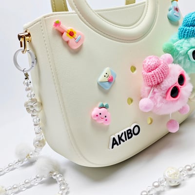 【買1送1】AKIBO滿月包-牛奶白/珠光雪羽背帶(肩背手提洞洞包。中性款、輕量、防水) / 內附AKIBO品牌鞋扣1個。現在買再送鞋扣組(不挑款)4