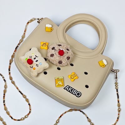 【買1送1】AKIBO滿月包-奶油白/波西米亞彩珠背帶(肩背手提洞洞包。中性款、輕量、防水) / 內附AKIBO品牌鞋扣1個。現在買再送鞋扣組(不挑款)5
