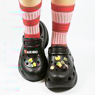 【買1送1】AKIBO搖滾老爹洞洞鞋-經典黑(女款、6公分厚底增高、輕量、兩穿、防水) / 內附AKIBO品牌鞋扣1個。現在買再送鞋扣組(不挑款)10