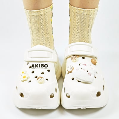 【買1送1】AKIBO搖滾老爹洞洞鞋-牛奶白(女款、6公分厚底增高、輕量、兩穿、防水) / 內附AKIBO品牌鞋扣1個。現在買再送鞋扣組(不挑款)9