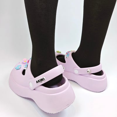 【買1送1】AKIBO瑪莉珍洞洞鞋-薰衣紫(女款、4.5公分厚底增高、雲朵感、輕量、兩穿、防水) / 內附AKIBO品牌鞋扣1個。現在買再送鞋扣組(不挑款)10