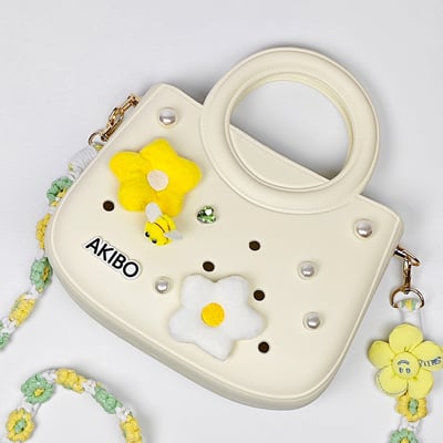 【買1送1】AKIBO滿月包-牛奶白/手工編織花朵背帶(肩背手提洞洞包。中性款、輕量、防水) / 內附AKIBO品牌鞋扣1個。現在買再送鞋扣組(不挑款)5