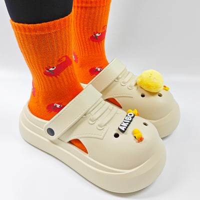 【買1送1】AKIBO小木偶洞洞鞋-奶油白(中性款、5公分厚底增高、輕量、兩穿、防水) / 內附AKIBO品牌鞋扣1個。現在買再送鞋扣組(不挑款)3