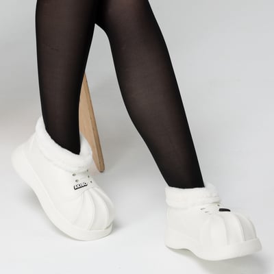 【買1送1】AKIBO毛毛洞洞短靴-牛奶白(女款、4公分厚底增高、雲朵感、輕量、保暖) / 內附AKIBO品牌鞋扣2個。現在買再送鞋扣組(不挑款)5