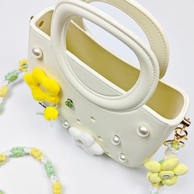 【買1送1】AKIBO滿月包-牛奶白/手工編織花朵背帶(肩背手提洞洞包。中性款、輕量、防水) / 內附AKIBO品牌鞋扣1個。現在買再送鞋扣組(不挑款)3