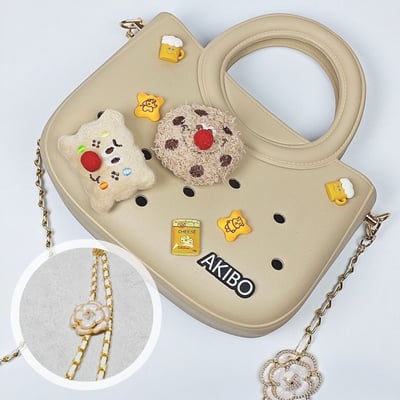 【買1送1】AKIBO滿月包-奶油白/皮革花漾背帶(肩背手提洞洞包。中性款、輕量、防水) / 內附AKIBO品牌鞋扣1個。現在買再送鞋扣組(不挑款)1