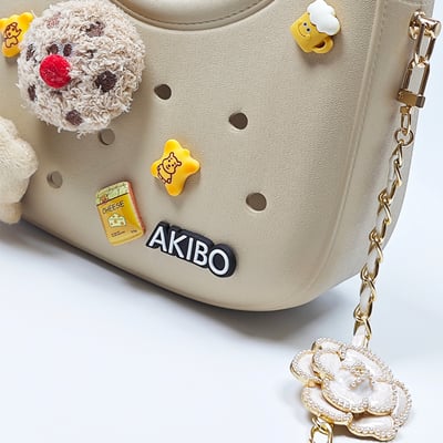 【買1送1】AKIBO滿月包-奶油白/皮革花漾背帶(肩背手提洞洞包。中性款、輕量、防水) / 內附AKIBO品牌鞋扣1個。現在買再送鞋扣組(不挑款)4