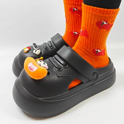 【買1送1】AKIBO小木偶洞洞鞋-經典黑(中性款、5公分厚底增高、寬楦、輕量、兩穿、防水) / 內附AKIBO品牌鞋扣1個。現在買再送鞋扣組(不挑款)4